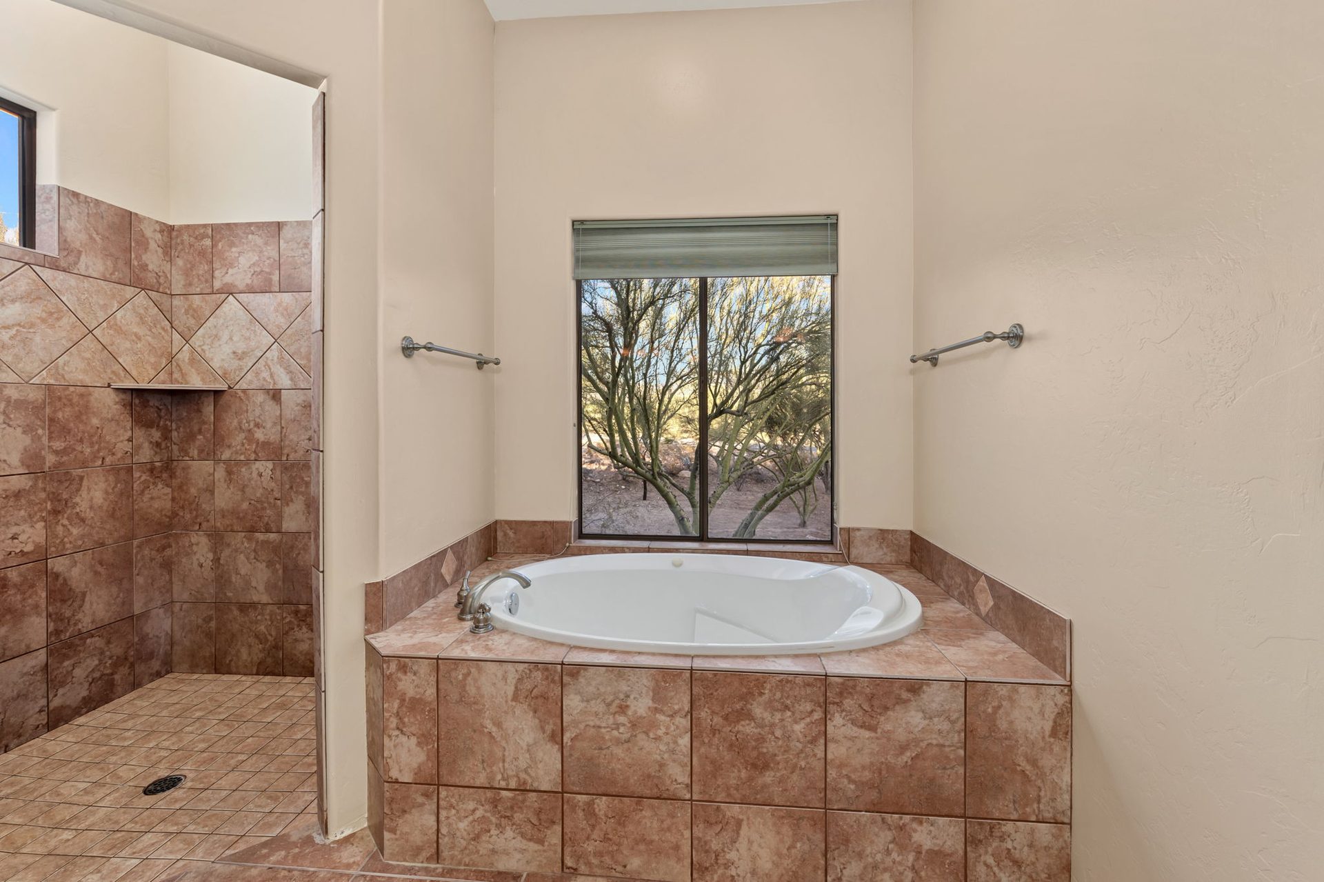 Primary bath with soaking tub and desert view
